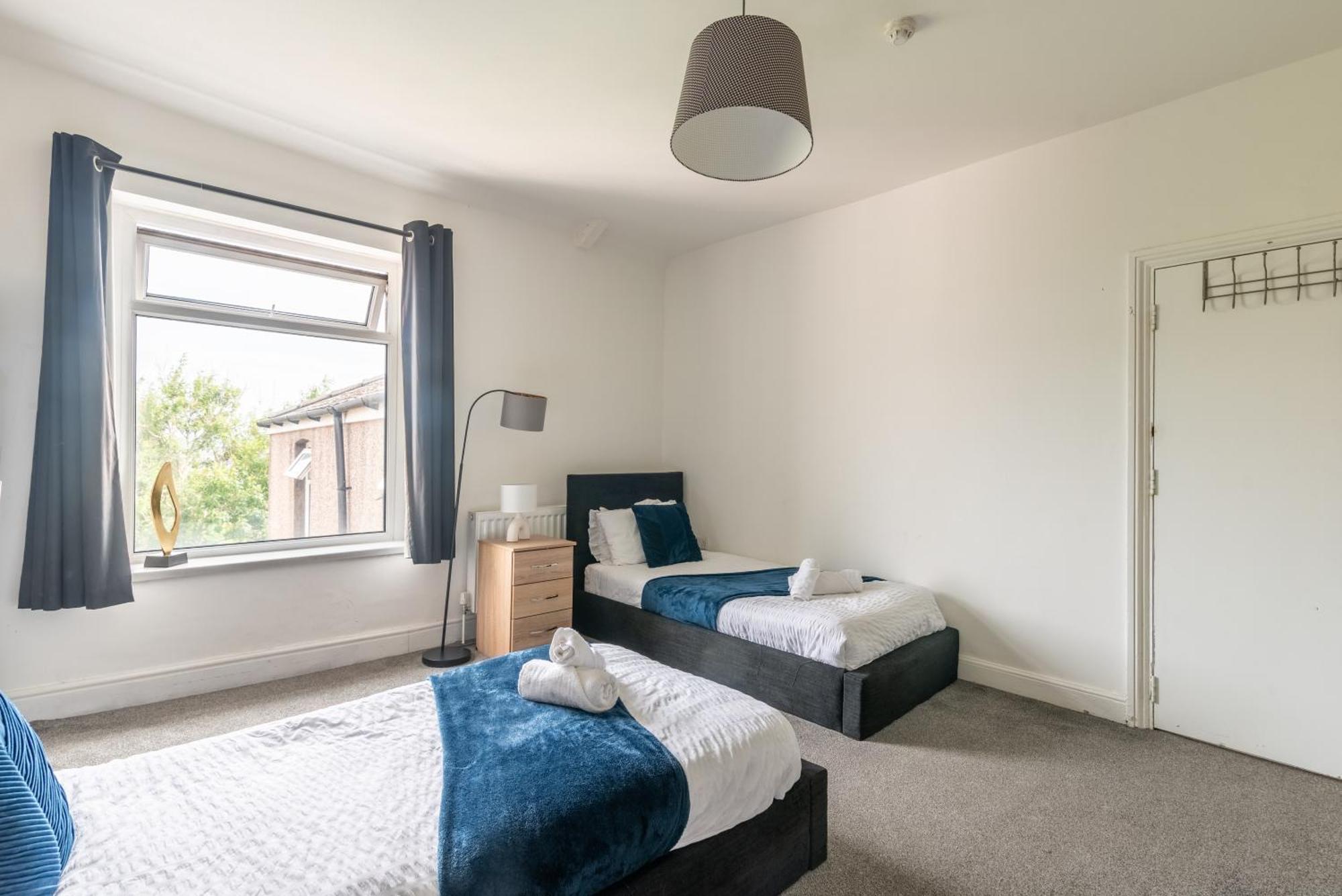 Sophia's Retreat - 2 Floor 4 Bed - - Coastal Getaway *